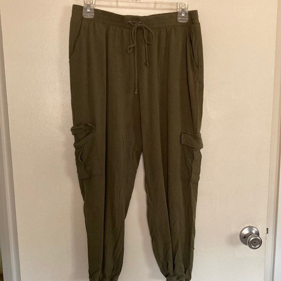 Socialite Pants - 🖤 Socialite Junior’s Olive Joggers w/ Elastic Waistband (size L)